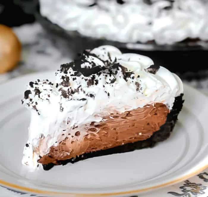 Easy Dreamy Oreo Chocolate Cream Pie - The Baking ChocolaTess