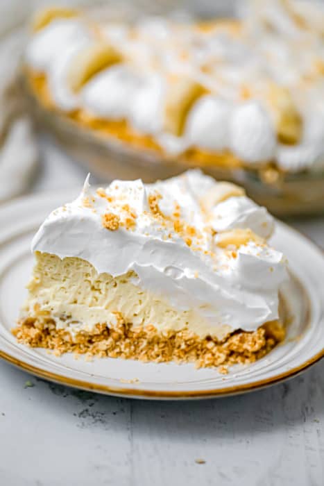 Easy No-Bake Banana Cream Pie - The Baking ChocolaTess