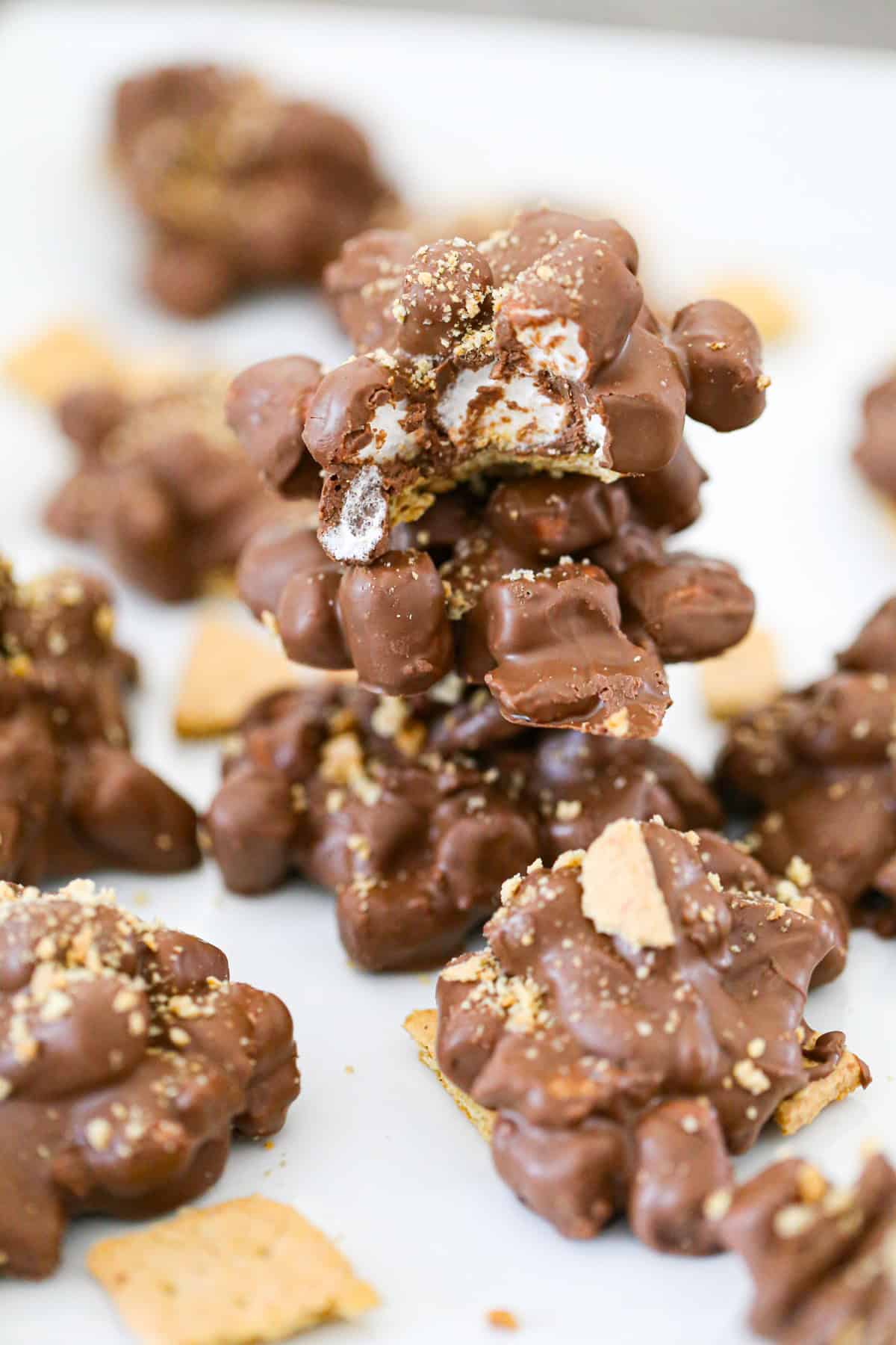 easy no bake s'mores clusters recipe with marshmallow, melted chocolate and graham crackers