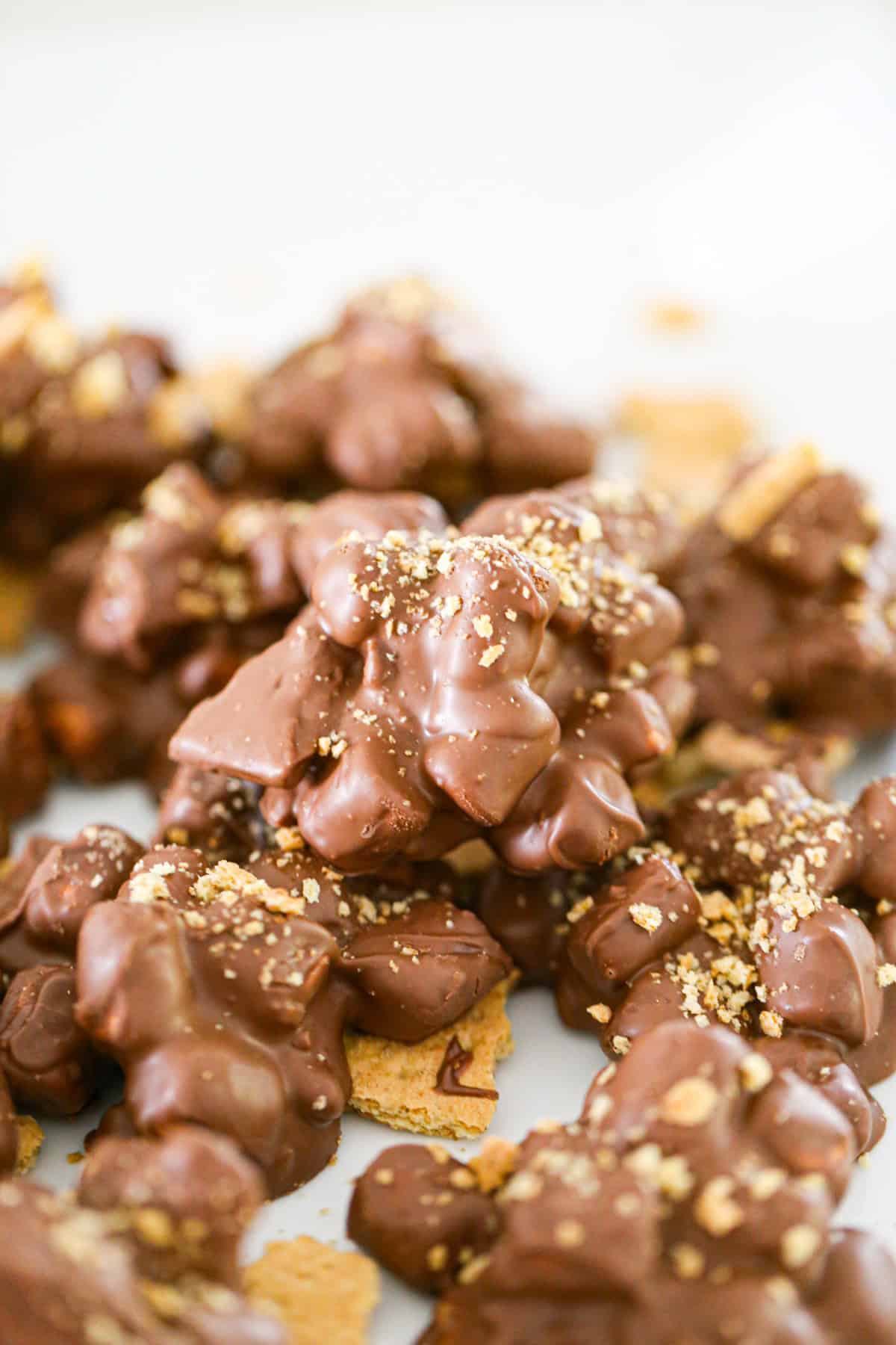 easy no bake s'mores clusters recipe with marshmallow, melted chocolate and graham crackers