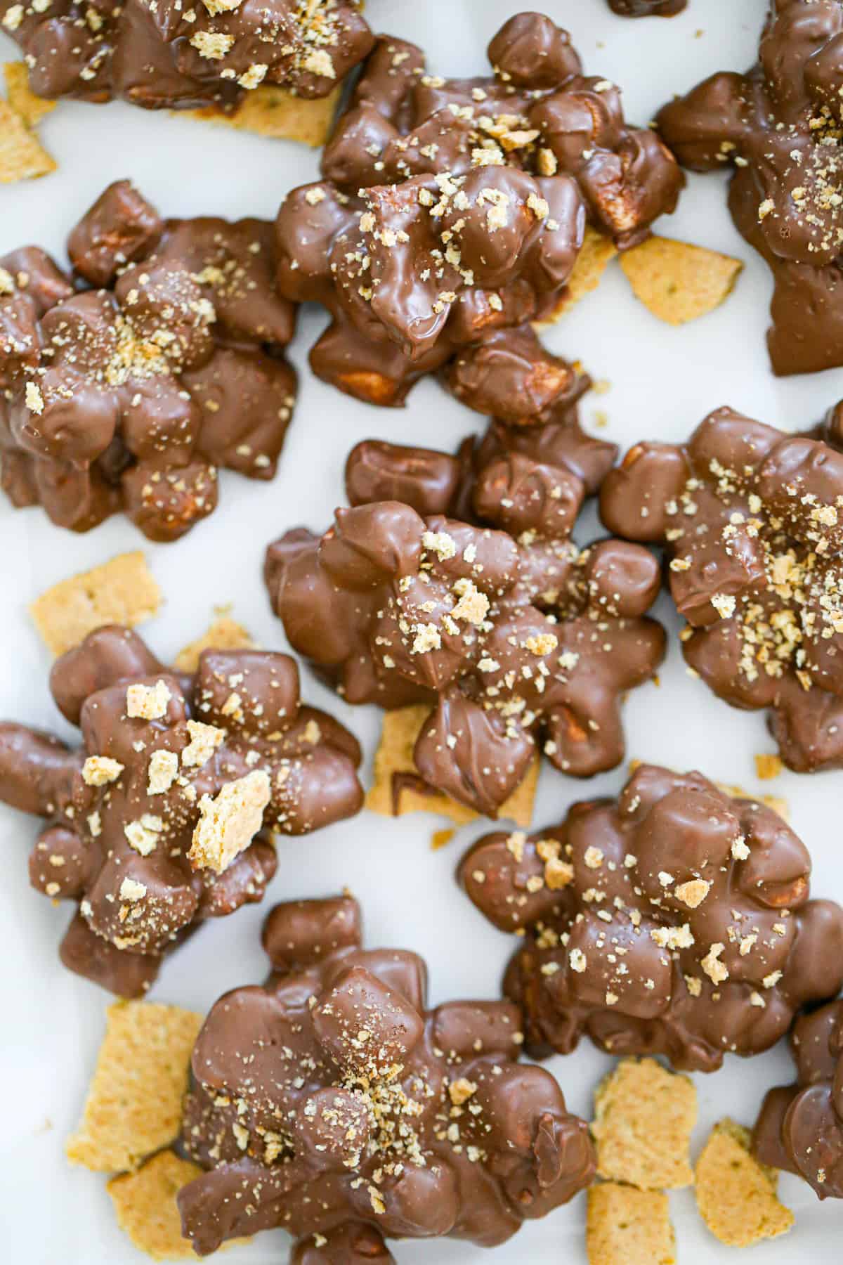 easy no bake s'mores clusters recipe with marshmallow, melted chocolate and graham crackers