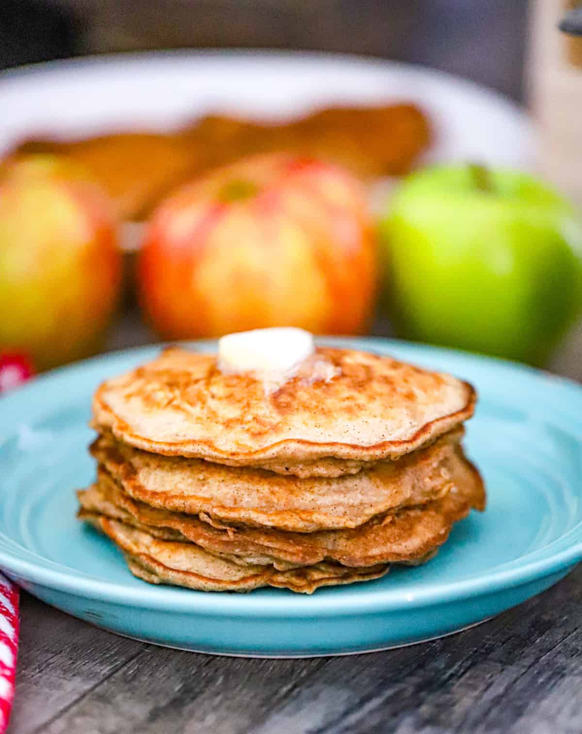 easy and Tasty Apple Pie Pancakes with cinnamon, vanilla and maple syrup recipe