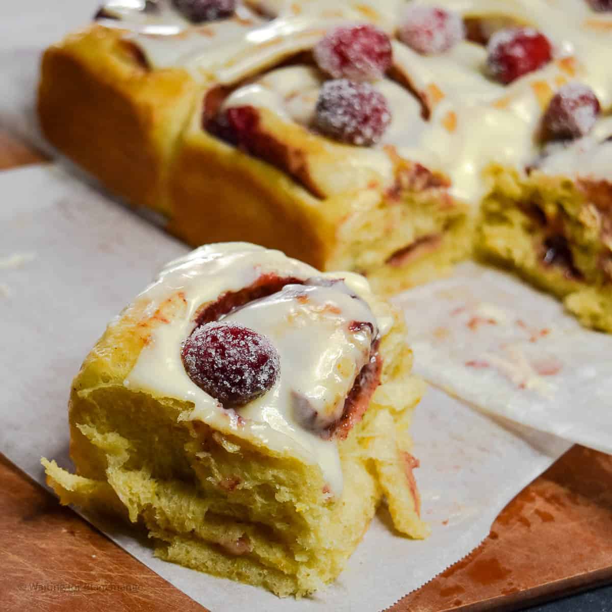 cinnamon rolls with cranberry