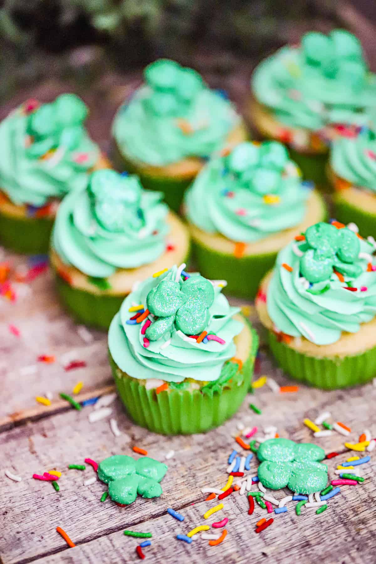 diy St. Patrick's Day Cupcakes recipe ideas with shamrock decorations and sprinkles